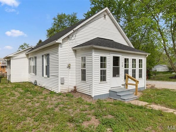136 N Hamilton Street, Hillsboro, IL 62049
