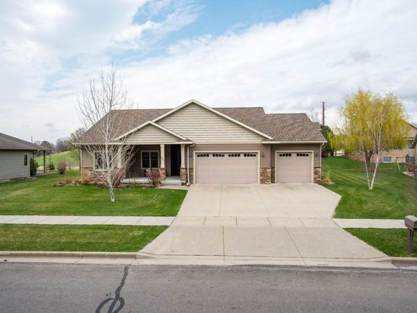 839 Rolling Oaks Dr, Onalaska, WI 54650