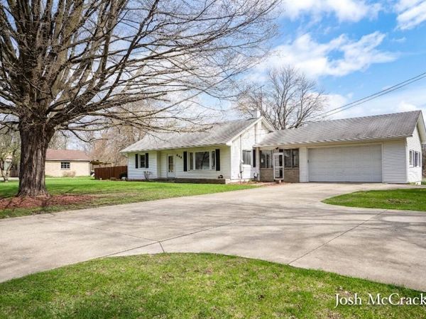 846 Lincoln Lake Avenue SE, Lowell, MI 49331