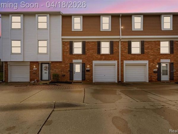 37816 Charter Oaks Boulevard, Clinton Twp, MI 48036