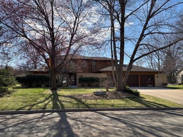 2375 Apache Court , Mendota Heights, MN 55120