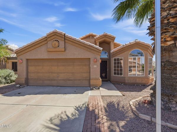945 S SAILFISH Drive, Gilbert, AZ 85233