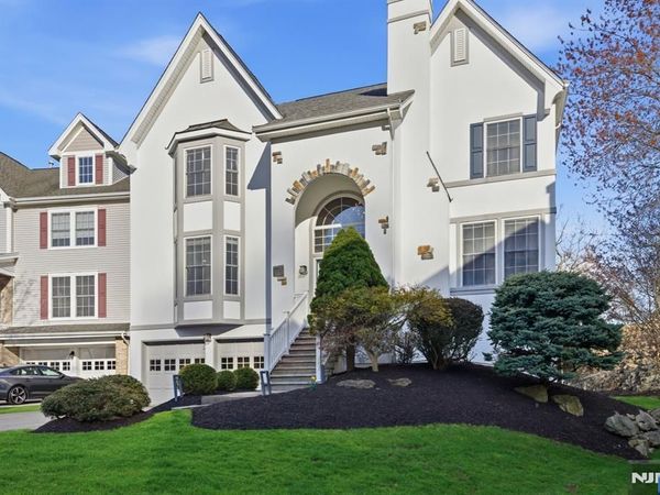 22 Falling Waters, OAKLAND, NJ 07436