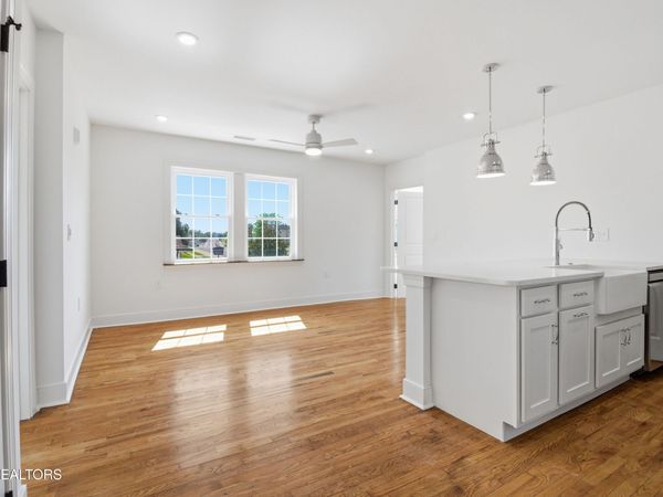 2724 E Magnolia Ave, Knoxville, TN 37914