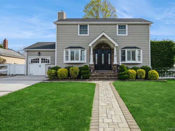 21 Crest Road E, North Merrick, NY 11566