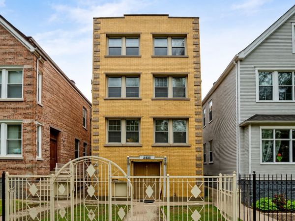 2832 N Mozart Street , Chicago, IL 60618