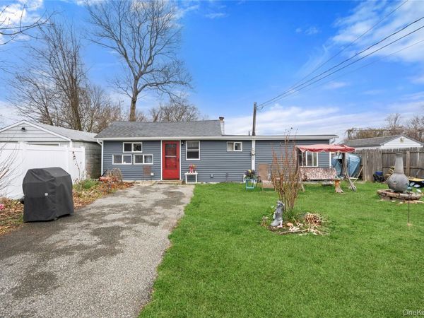 57 Sutton Court , West Islip, NY 11795