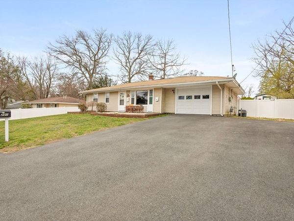 201 Caroline Dr, Bellingham, MA 02019