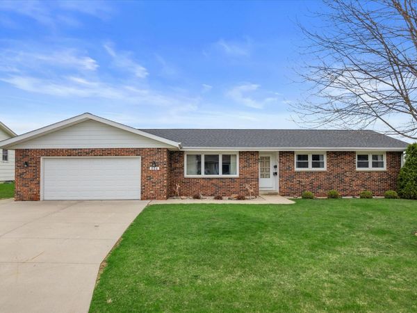 864 Mayer Ln, Mayville, WI 53050