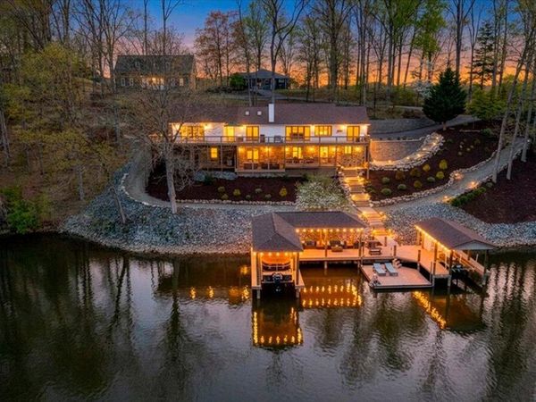 1055 REDBUD LN , Moneta, VA 24121