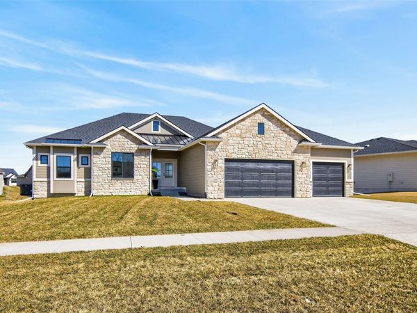 135 NW Alderleaf Drive, Waukee, IA 50263