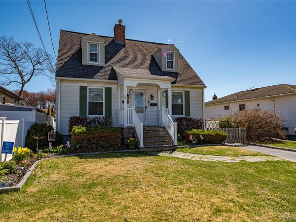 630 Oak Neck Road , West Islip, NY 11795