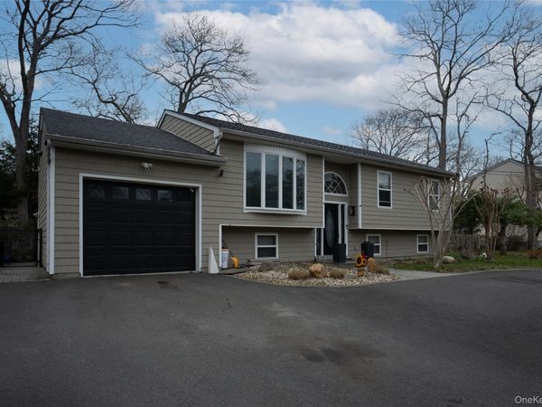 131 Clinton Avenue , Mastic, NY 11950