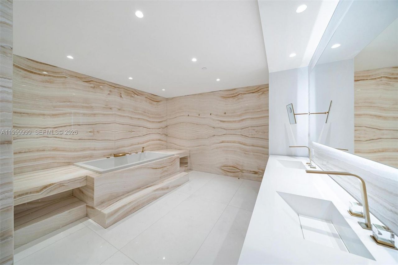 300 S Pointe Dr, Unit PH-5, Miami Beach, FL 33139 Photo