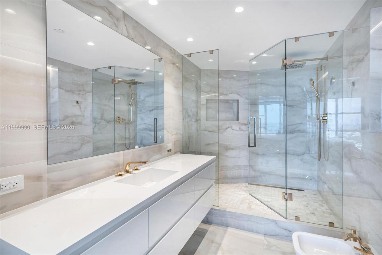 300 S Pointe Dr, Unit PH-5, Miami Beach, FL 33139 Photo