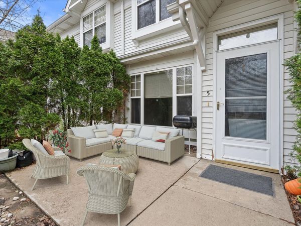 6168 S Creekside Dr, Unit 5, Cudahy, WI 53110