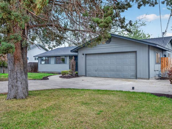 2747 SW 23rd Street, Redmond, OR 97756