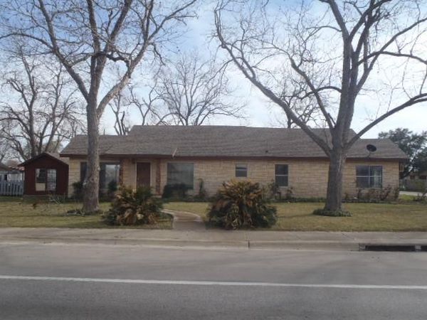 901 E Central Ave, Nixon, TX 78140