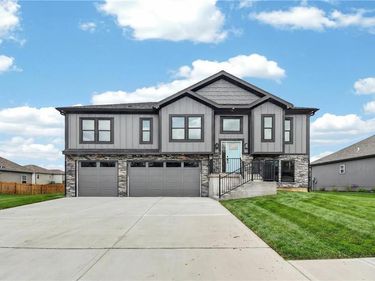 806 W Shawhan Parkway, Lone Jack, MO 64086