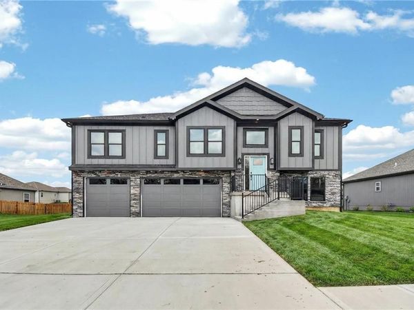 806 W Shawhan Parkway, Lone Jack, MO 64086