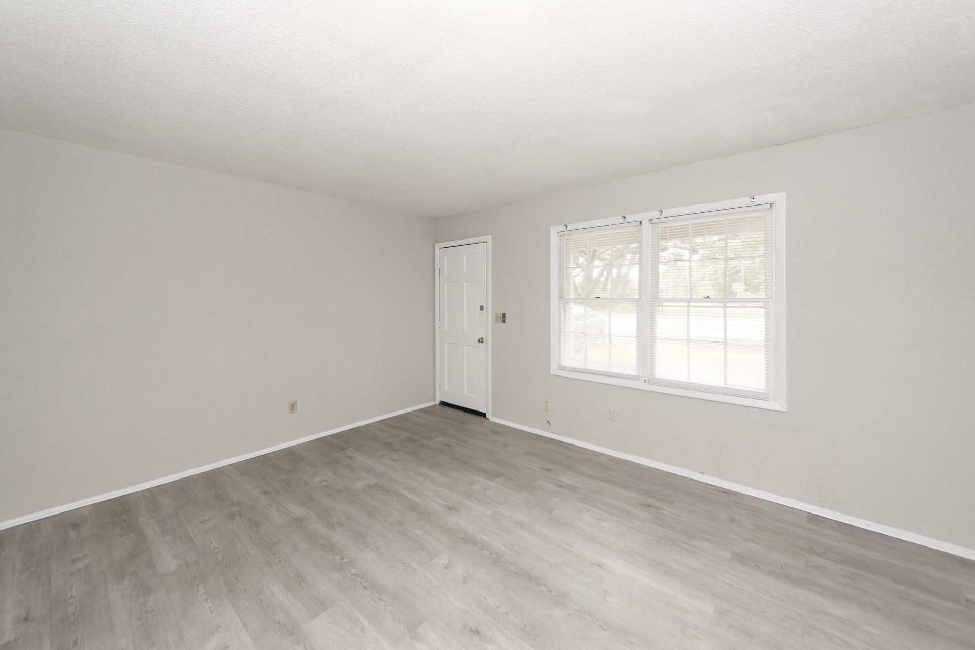 1836 Camp Road Photo 8