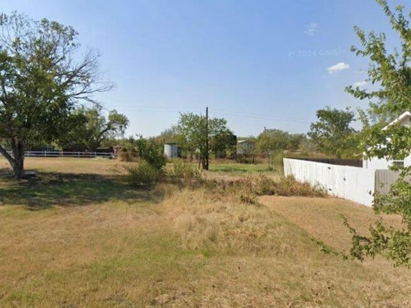 125 Eleanor ST , Luling, TX 78648