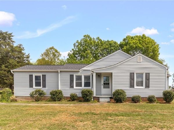 5825 Reynolda Road , Winston-Salem, NC 27106