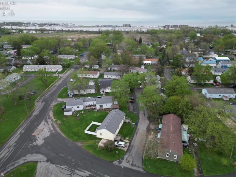 439 Erie Court, Port Clinton, OH 43452 Photo 2