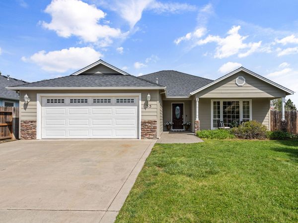 35 Scholarship Way, Medford, OR 97501