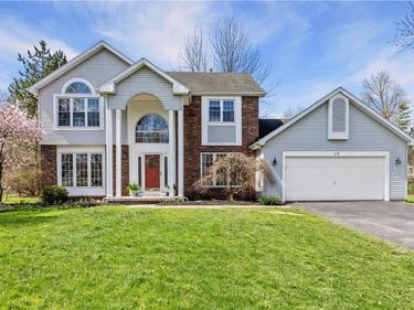 17 Oakshire Way, Pittsford, NY 14534