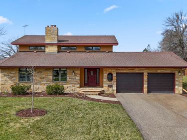 9134 Fox Run Circle, Eden Prairie, MN 55347