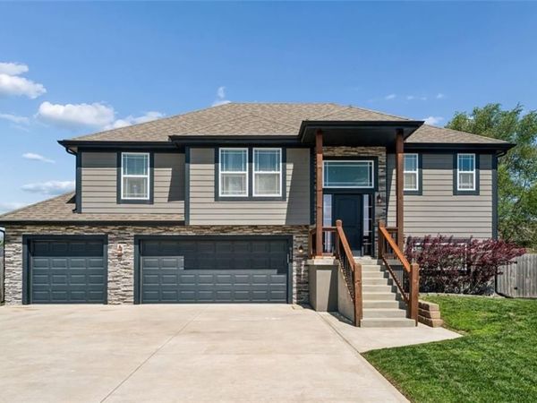 912 N Hickory Drive, Tonganoxie, KS 66086