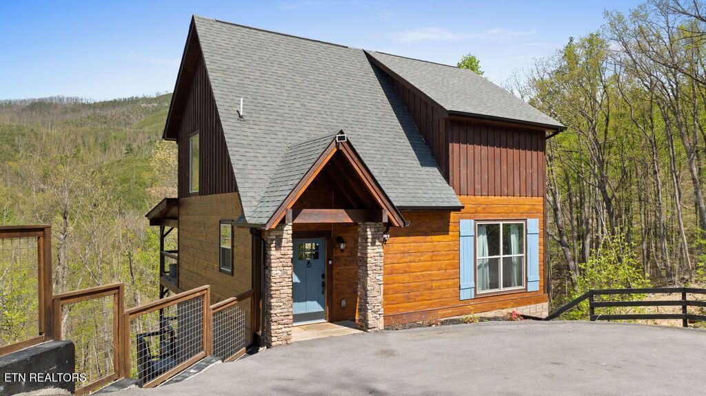 817 Pine Top Lane, Gatlinburg, TN 37738 Main Photo