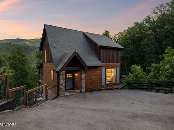 817 Pine Top Lane, Gatlinburg, TN 37738