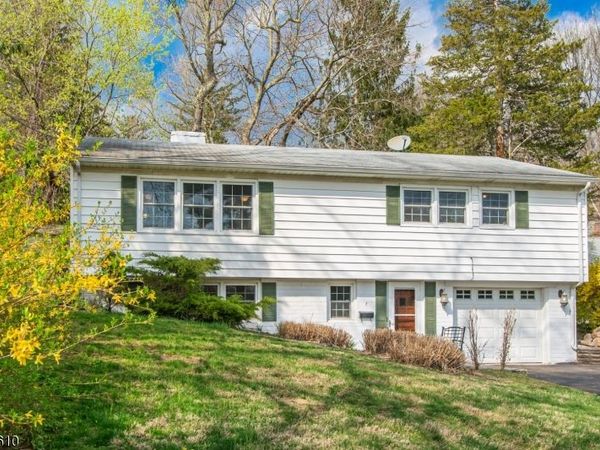 7 North Shore Trl, Sparta, NJ 07871