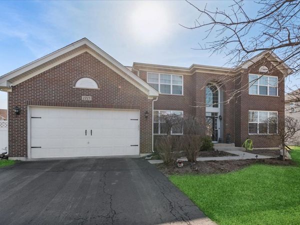 1715 White Oak Lane , Hoffman Estates, IL 60192