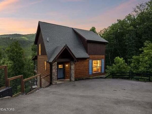817 Pine Top Lane, Gatlinburg, TN 37738