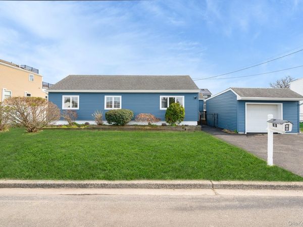 33 E Seacrest Avenue, Lindenhurst, NY 11757