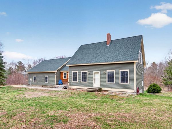 8 Colina Drive, Raymond, ME 04071