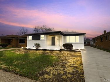 15230 Oakwood Drive, Oak Park, MI 48237