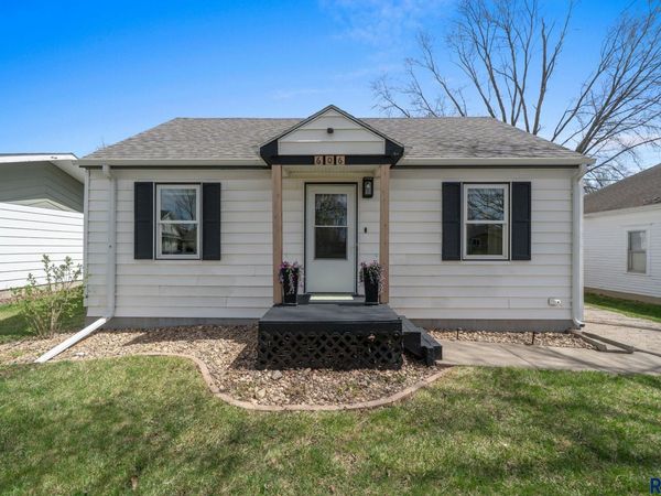 606 S 3rd St, Beresford, SD 57004