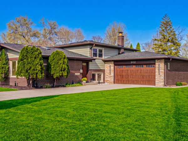 909 S Waverly Place, Mount Prospect, IL 60056