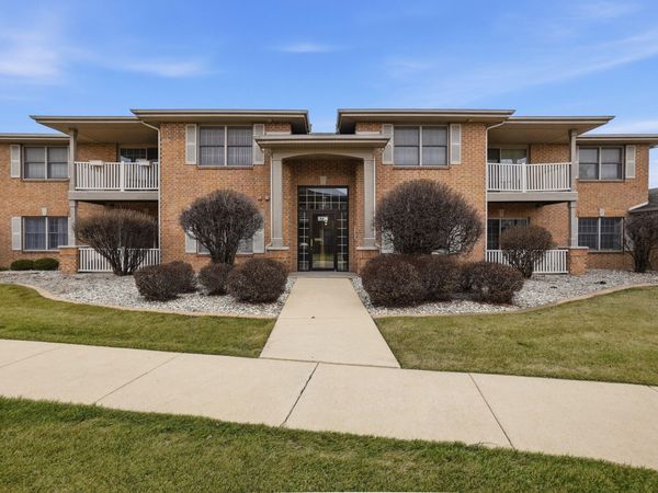 9735 Wildwood Court, Unit 1b, Highland, IN 46322
