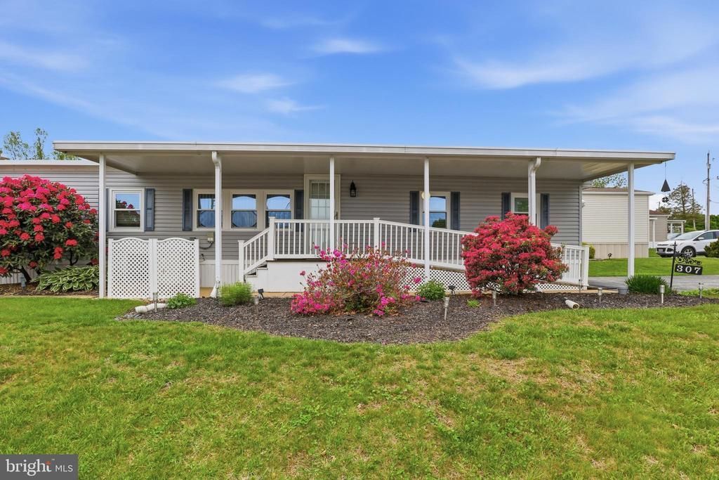 307 Blue Jay Drive, Red Lion, PA 17356 Main Photo