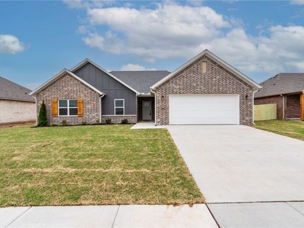 156 N Panther Avenue , Farmington, AR 72730