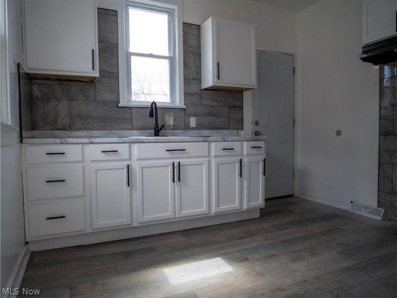 12010 Castlewood Avenue , Cleveland, OH 44108 Photo 9