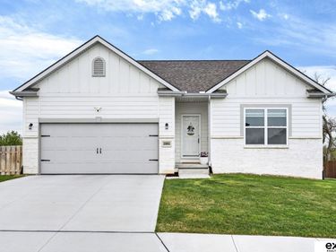 20882 Camelback Avenue, Gretna, NE 68028