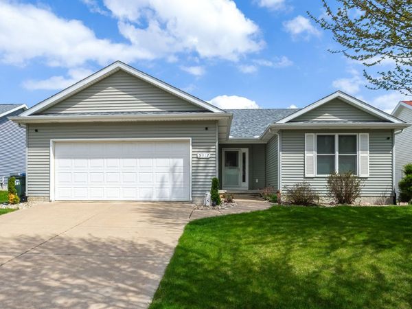 5317 Hillandale Road , Davenport, IA 52806