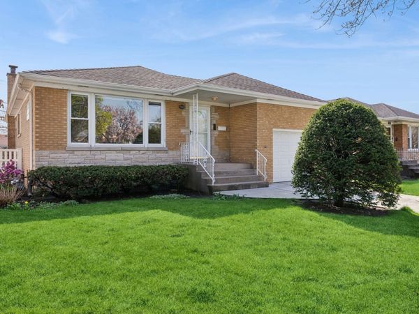 7661 N Neva Avenue , Niles, IL 60714