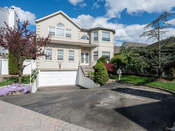 21 Central Court, Carle Place, NY 11514